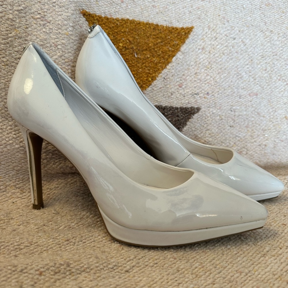 DKNY white panted leather pointed heel pumps